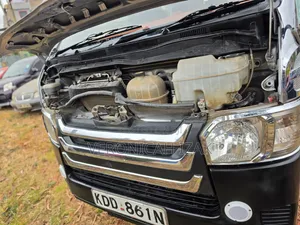 Toyota HiAce 2015 Nyeupe