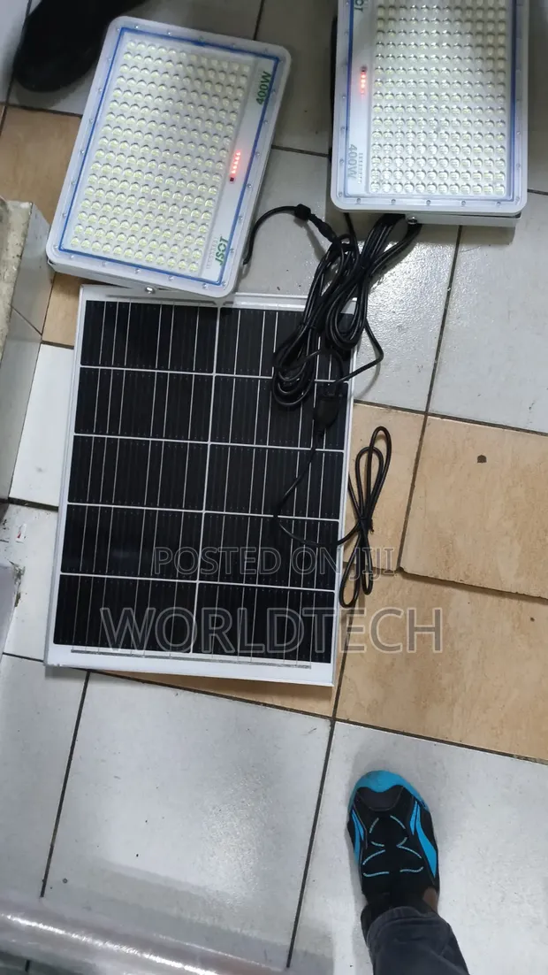 400W Solar Floodlight with Dual Heads & Remote - 1