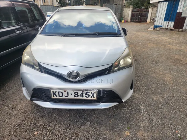 Toyota Vitz 2015 Silver - 1
