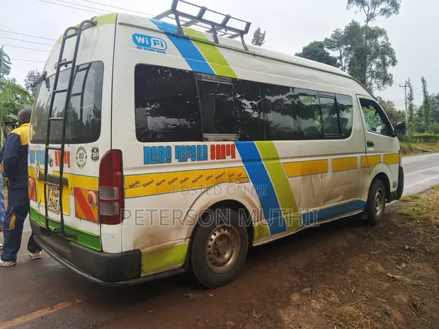Toyota HiAce 2013 Nyeupe - 1
