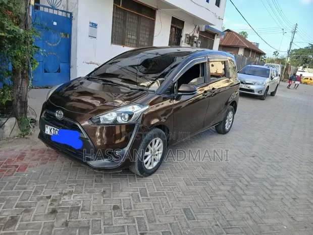 Toyota Sienta 2017 Brown - 1