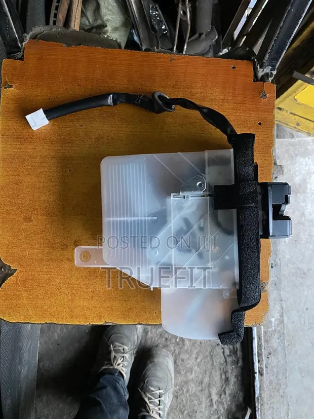 Boot Lock/Tailgate Lock for Toyota Surf (2012) - 1