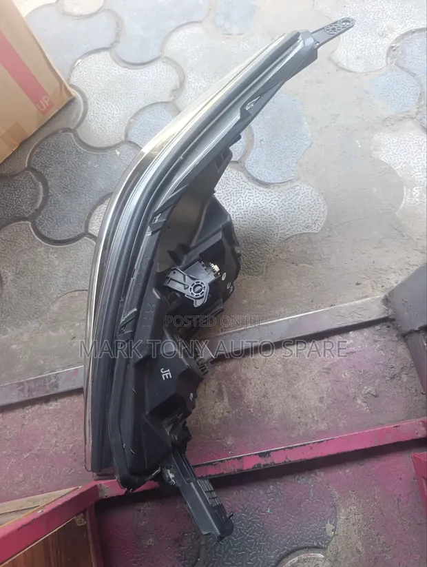 Subaru SK9 2020 Xenon Headlight (Japan) - 1