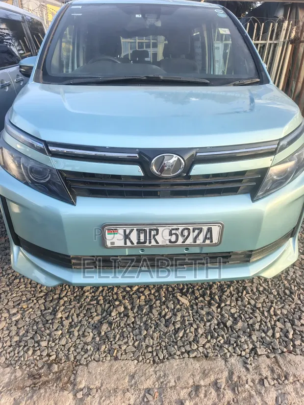 Toyota Voxy 2017 Green - 1