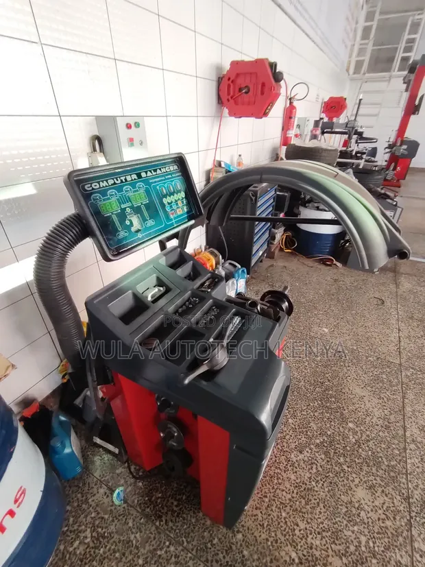 Sunshine S828 Self-Calibration Wheel Balancer Machine - 1