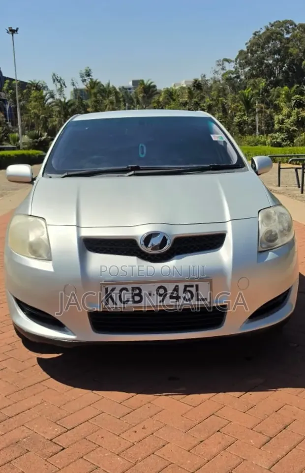 Toyota Auris 2008 Silver - 1