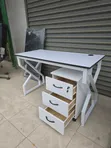 Meza Nyeupe ya Metal na Pedestal ya Mbao - 3