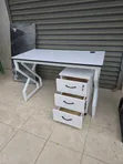 Meza Nyeupe ya Metal na Pedestal ya Mbao - 4