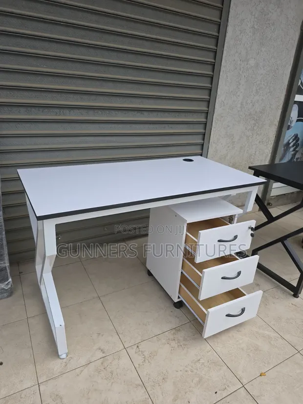 Boss Office Products Combination Desk na Pedestal ya Droo 3 - 1