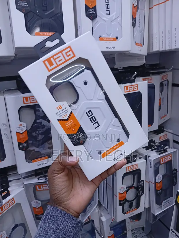 Urban Armor Gear Pathfinder MagSafe for iPhone 13 - 1