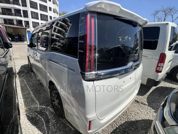 Toyota Noah 2019 White - 1
