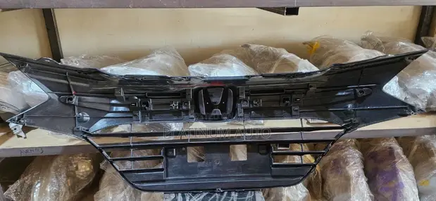 Honda Vezel Grill (Used) - 1