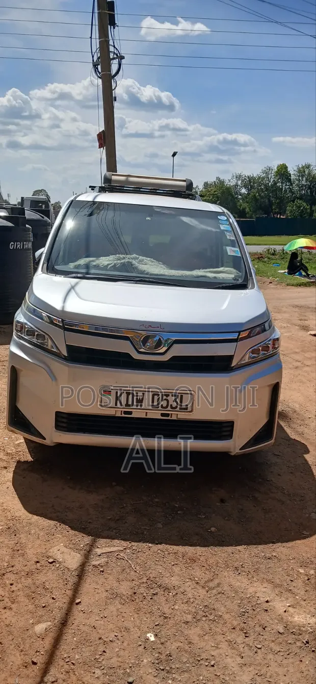 Toyota Voxy 2018 Silver - 1