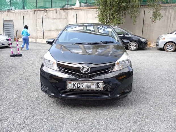 Toyota Vitz 2012 Nyeusi - 1