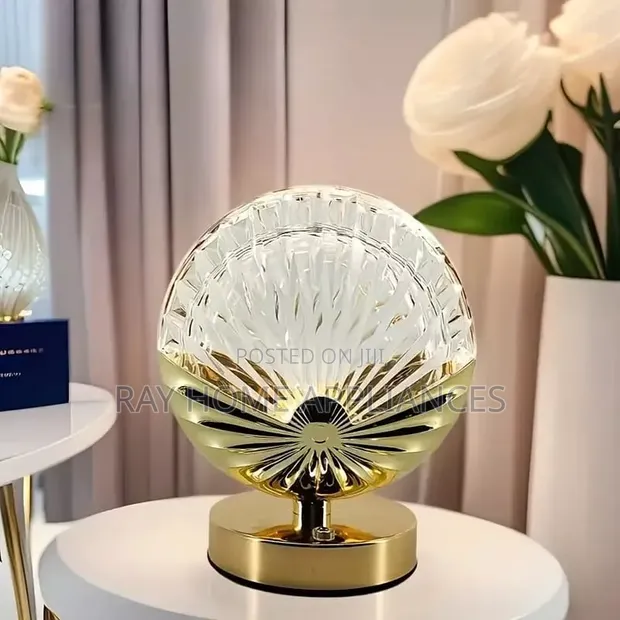 Shell Shaped Table Lamp with Gold Base - 1