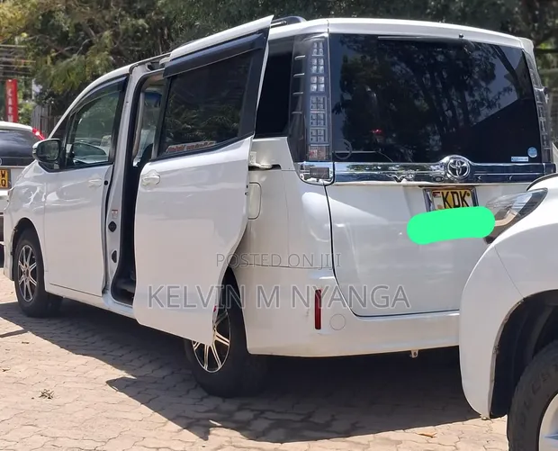 Toyota Voxy 2016 White - 1