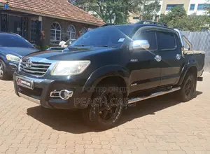 Toyota Hilux 2015 Nyeusi