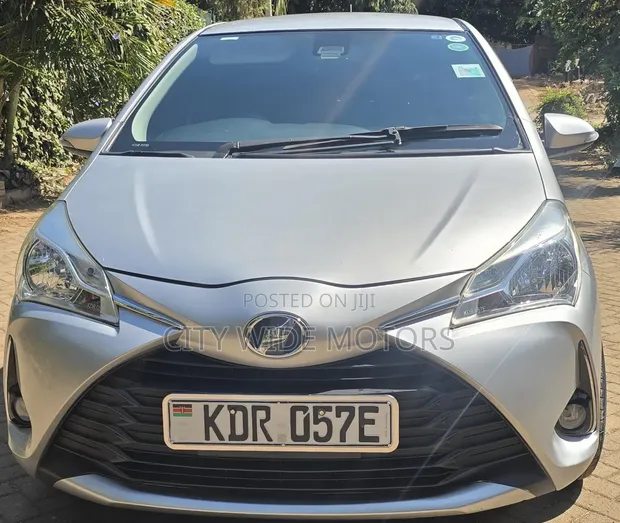 Toyota Vitz 2017 Silver - 1
