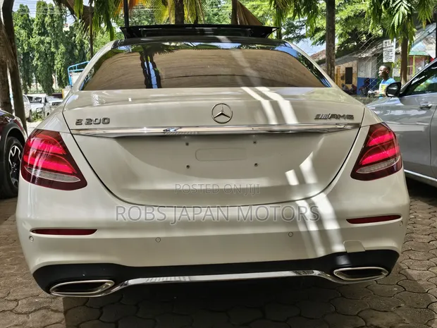 Mercedes-Benz E200 2019 Off White - 1