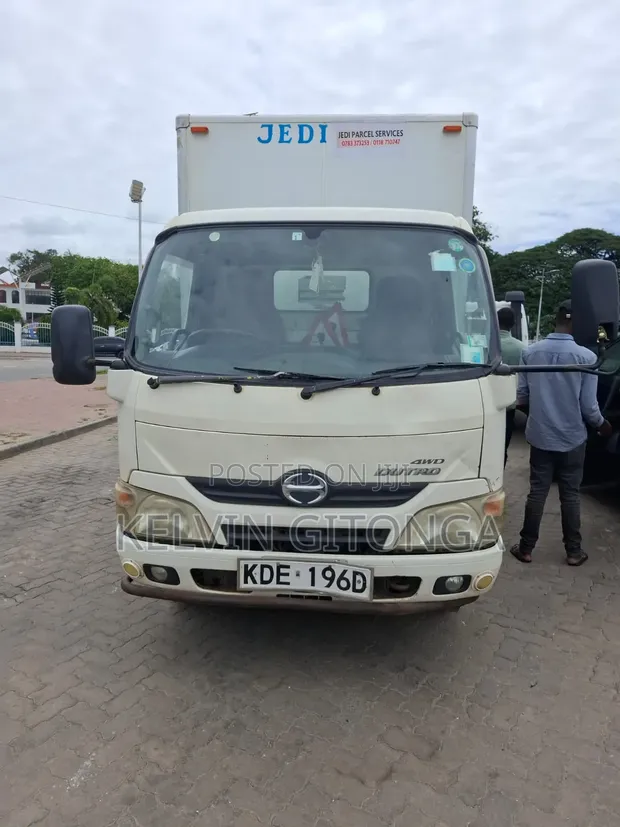 Hino Dutro 2014 White - 1