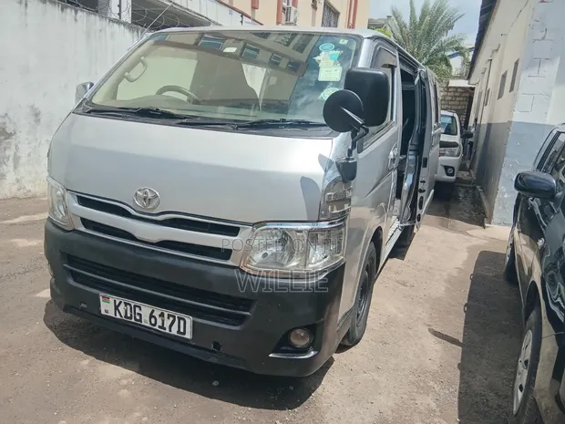 Toyota HiAce Van 2015 Nyeusi - 1