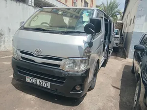 Toyota HiAce Van 2015 Nyeusi