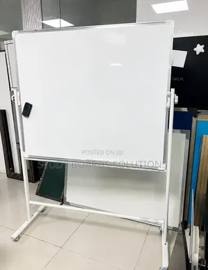 Bodi Nyeupe ya 4x3ft yenye Stendi ya Magurudumu ya Kampuni