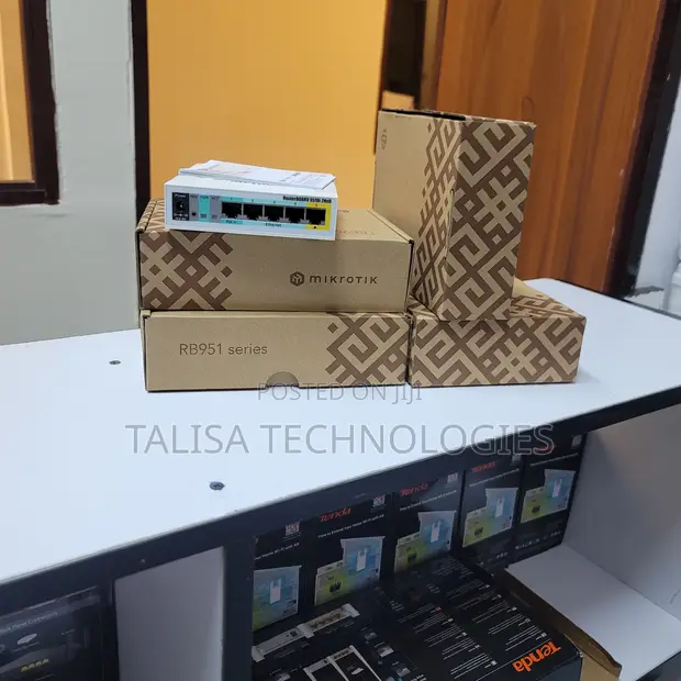 MikroTik RB951Ui-2HnD Wireless Router - 1
