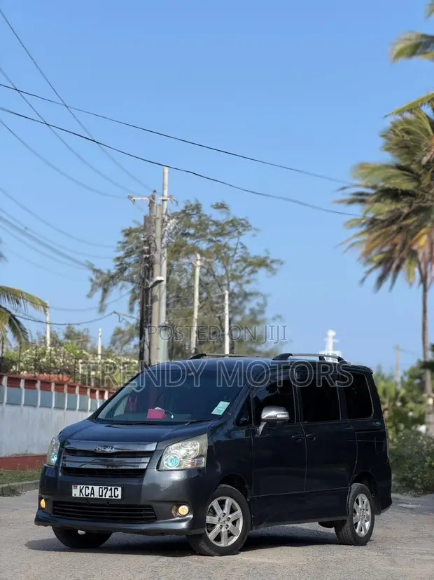 Toyota Noah 2007 Gray - 1