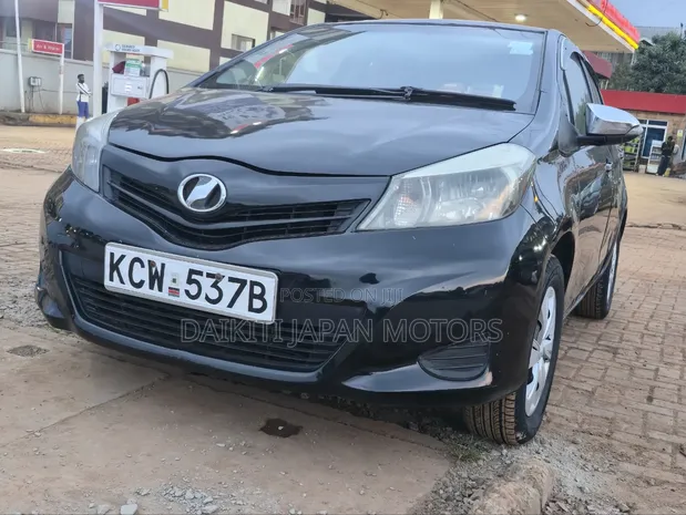 Toyota Vitz 2013 Nyeusi - 1