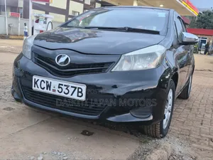 Toyota Vitz 2013 Nyeusi