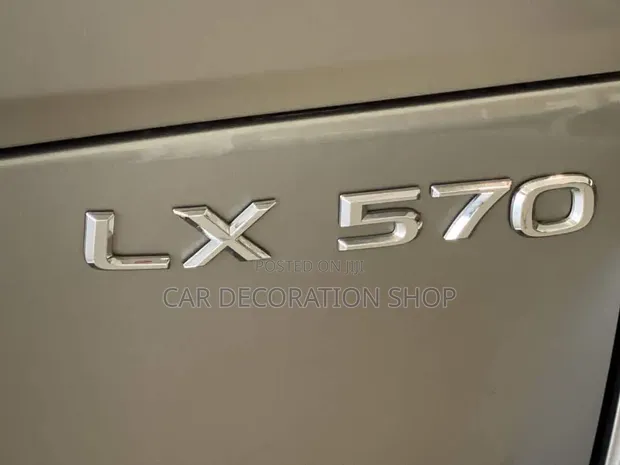 Lexus LX570 Herufi Nyeusi za Chrome/Silver - 1