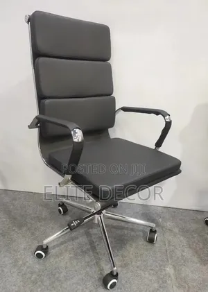 Kiti cha Ofisi cha Mtendaji chenye Mkeka Mrefu - Nyeusi Faux Leather