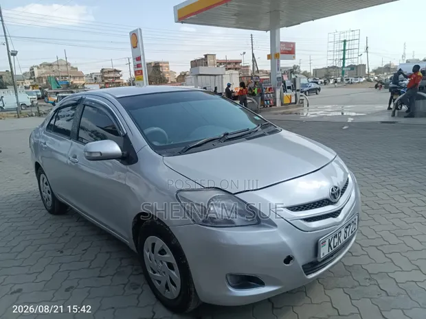 Toyota Belta 2011 Silver - 1