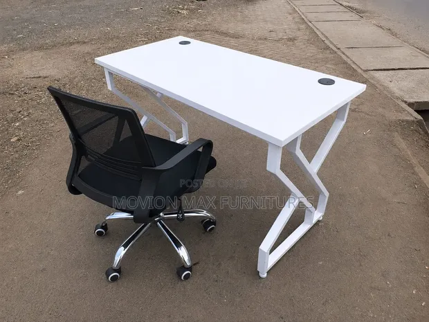 Boss Office Products Meza ya Ofisi na Msingi wa Metali - 1