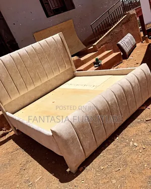 Cream Velvet Bed - Size 6x6