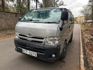 Toyota HiAce 2013 Nyeupe