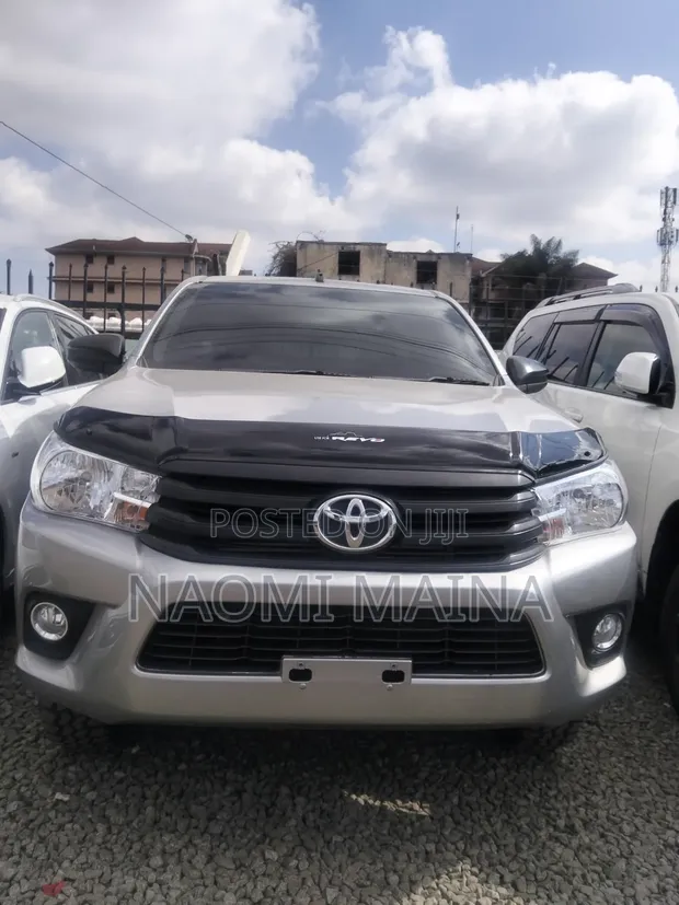 2019 Toyota Hilux Revo Silver - 1