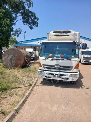 Hino 500 Lori la Friji 2015 Nyeupe