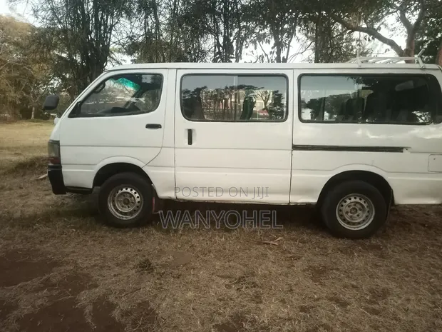 Toyota HiAce 2006 Nyeupe - 1