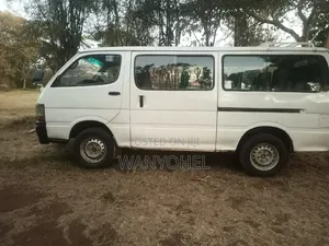 Toyota HiAce 2006 Nyeupe