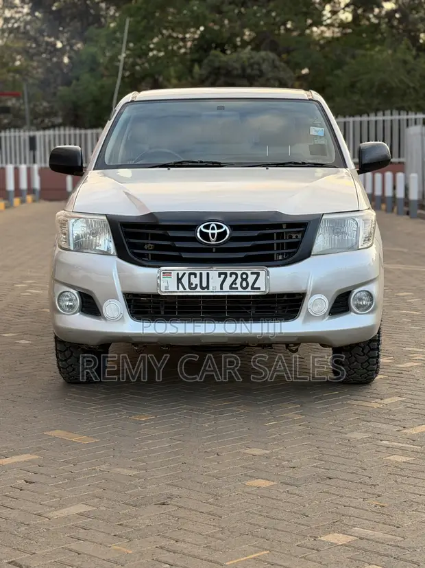 Toyota Hilux 2012 Silver - 1