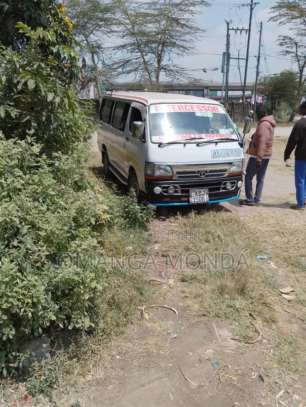 Toyota HiAce 2003 Nyeupe - 1