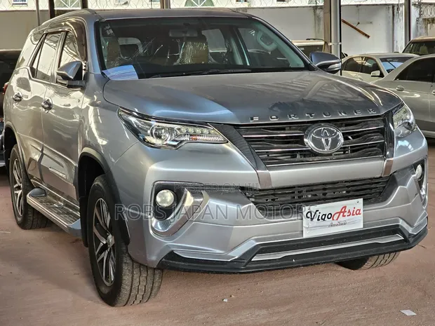 Toyota Fortuner 2019 Silver - 1