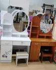 Jedwali la Kisasa la Kujipodoza na Kioo & Droo za Uhifadhi - 1