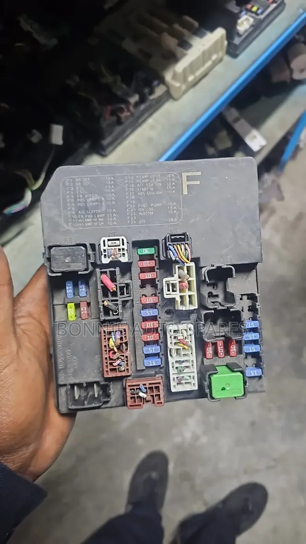 Nissan Serena C26 Fuse Box - 1