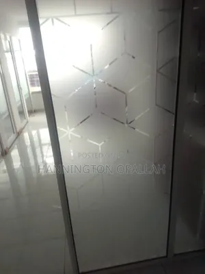 Huduma za Branding, Signage, na Frosting