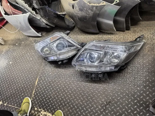 Toyota Noah 2015 Xenon Headlight (Used) - 1