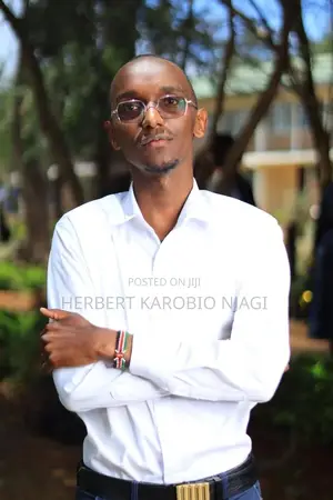 Graphic Designer - Mtaalamu wa Ubunifu wa Flyer