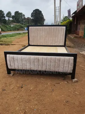 Kitanda cha Mocket cha Beige chenye Vitufe vya Channel 5x6